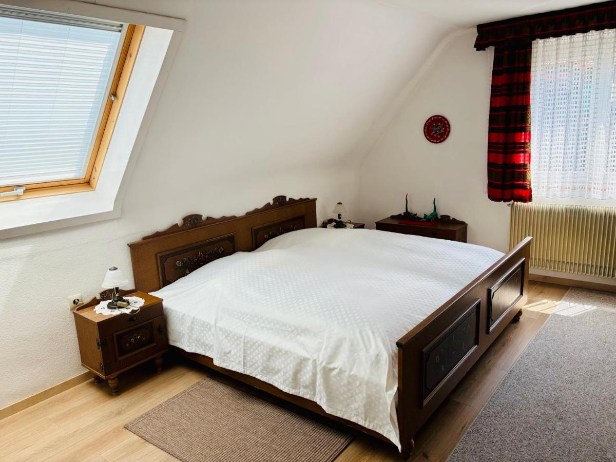 Ferienhaus Oesterle - Idyllisches Schwarzwaldhaus am Bach mit Terrasse & Balkon - Chambres d'hôtes Schönmünzach