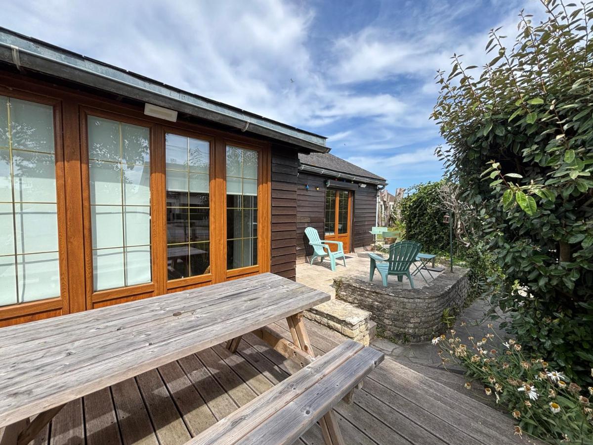 Olivia Plage, charmante maison lumineuse au calme bien équipée à 100 m plage d Asnelles, 500 m commerces, proche Arromanches et Bayeux, au coeur des plages du débarquement, jardin clos, deux belles terrasses, parking dans propriété - Chambres d'hôtes La Celle-sous-Gouzon