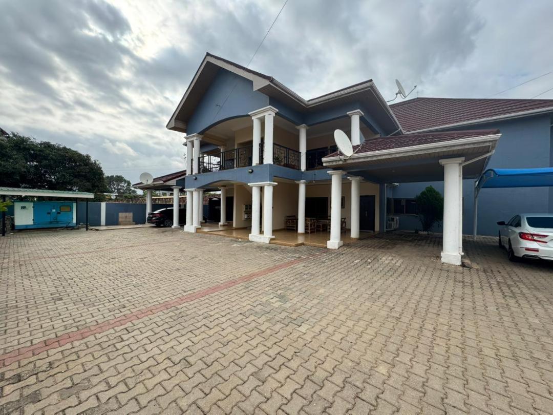 Christie's Apartment - B&B Accra