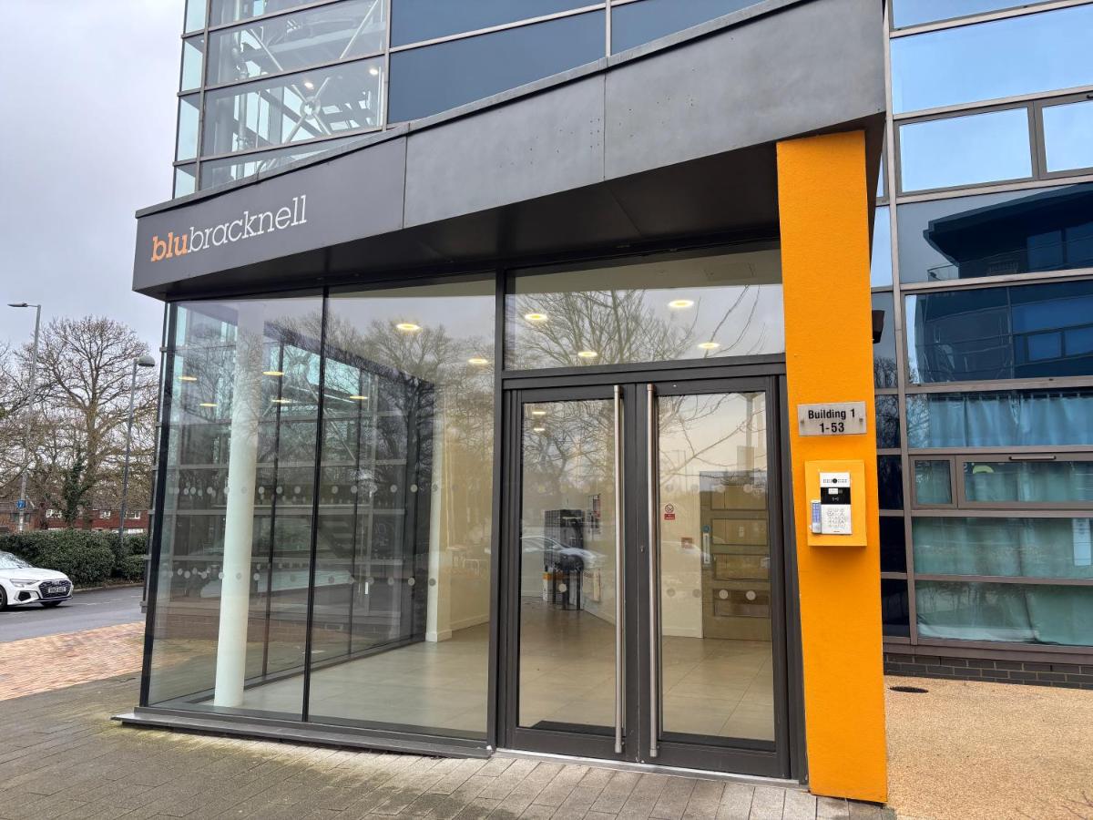 Modern 1 Bed Apt Bracknell- with parking - B&B Bracknell