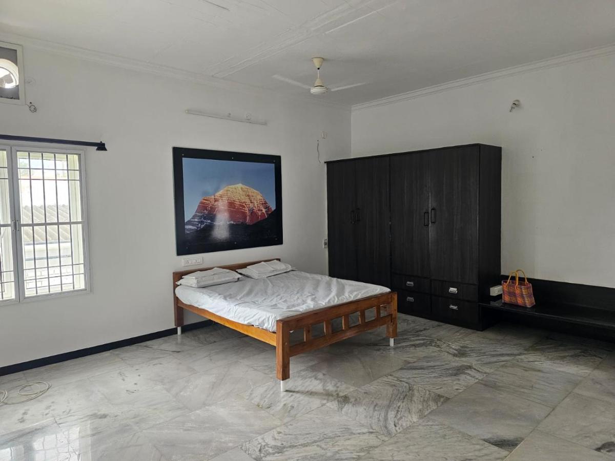 Spacious Room with attached bathroom - Bed and Breakfast Coimbatore