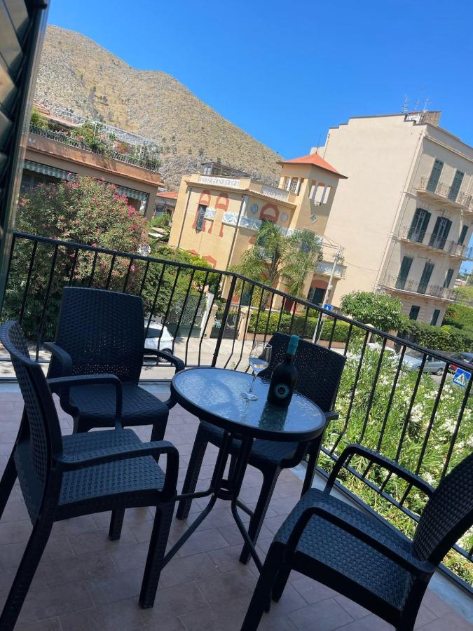 Mondello beach house with terrace 2 steps from the sea - Bed and Breakfast Palermo