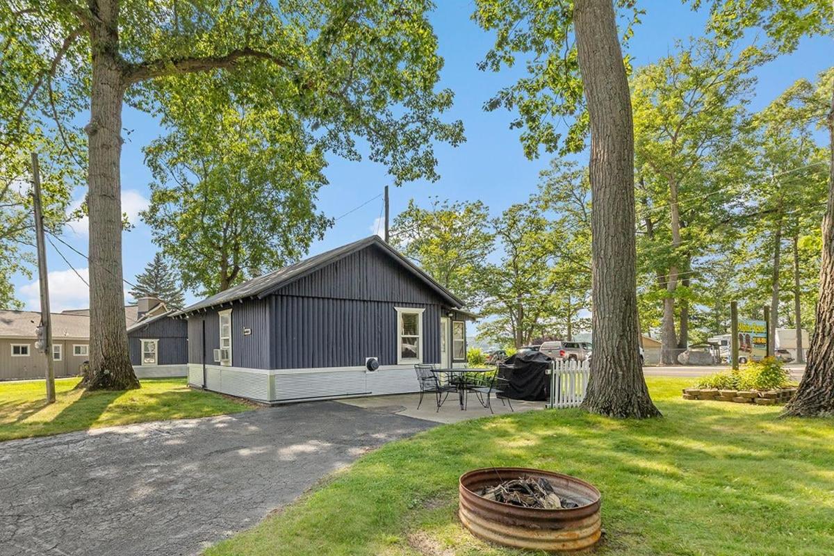 Cozy pet-friendly cabin with dock, firepit, bikes, BBQ - Chambres d’hôtes Newaygo