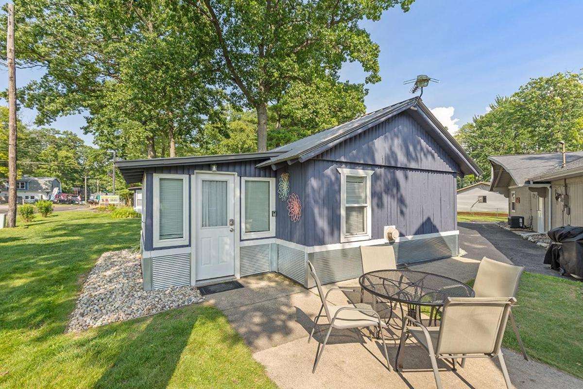 Pet-friendly Cabin with Dock, Firepit, BBQ - Chambres d’hôtes Newaygo