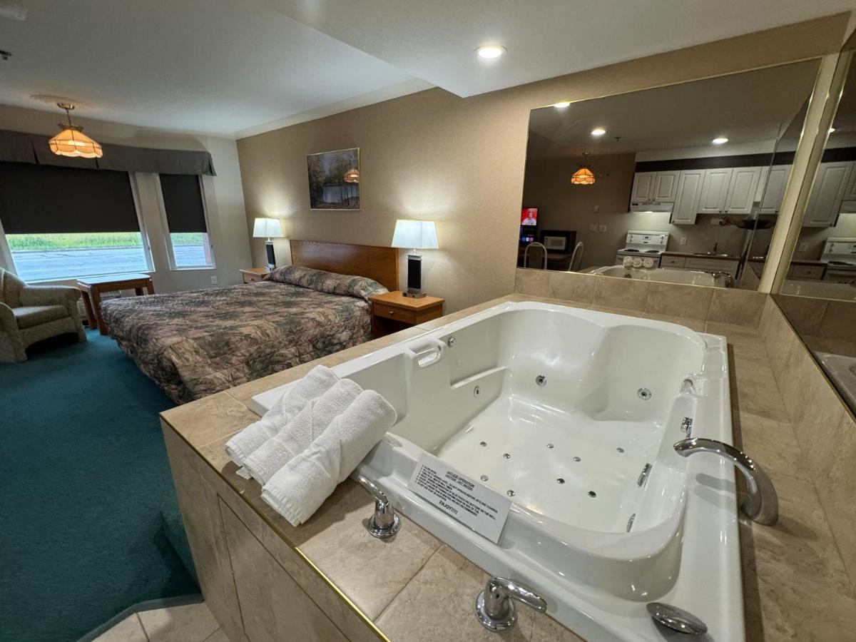 Habitación con cama extragrande y bañera de hidromasaje