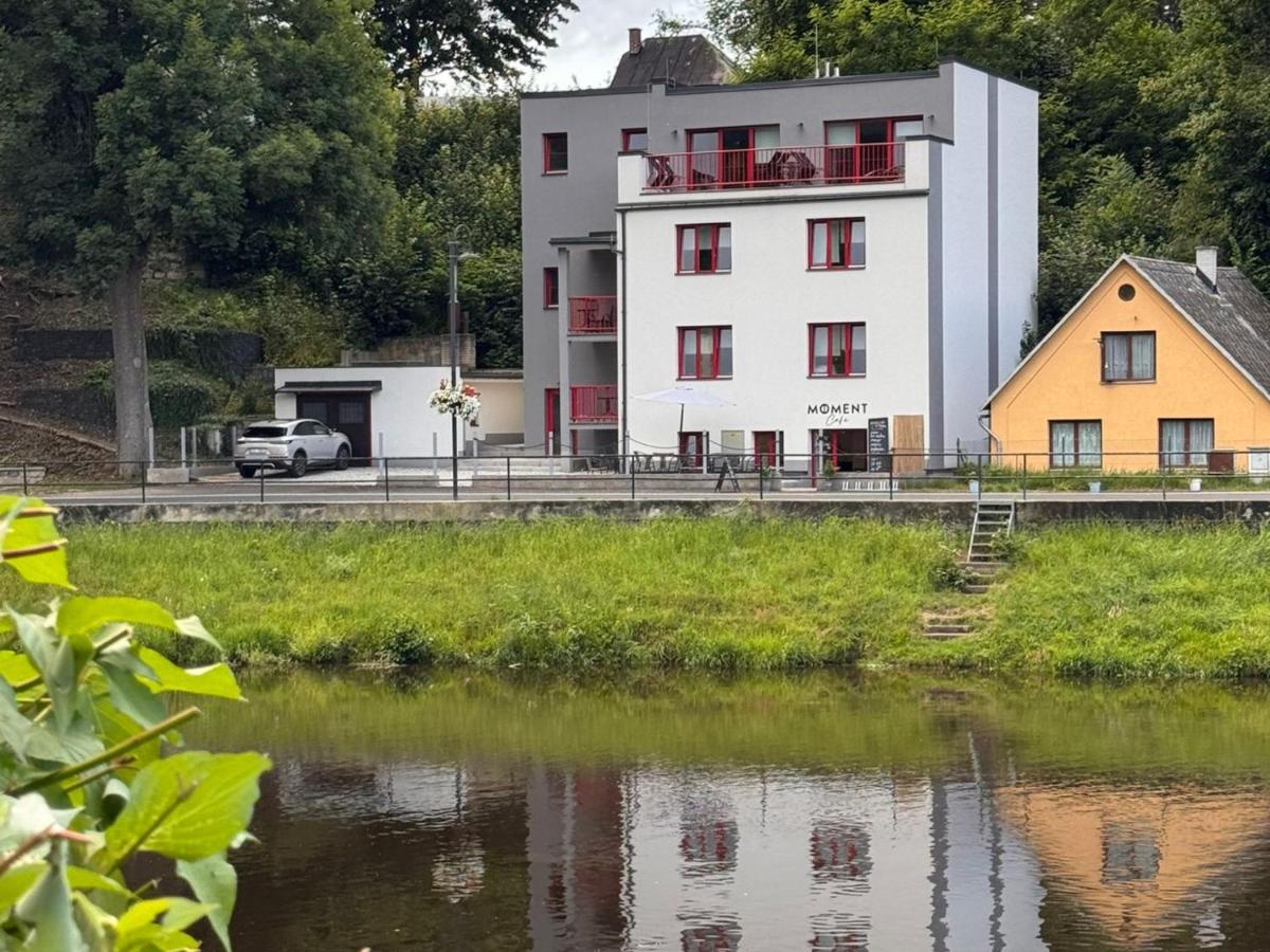 Riverside Luxury Apartments & Café - Exclusive holiday house with river view - Chambres d’hôtes Železný Brod