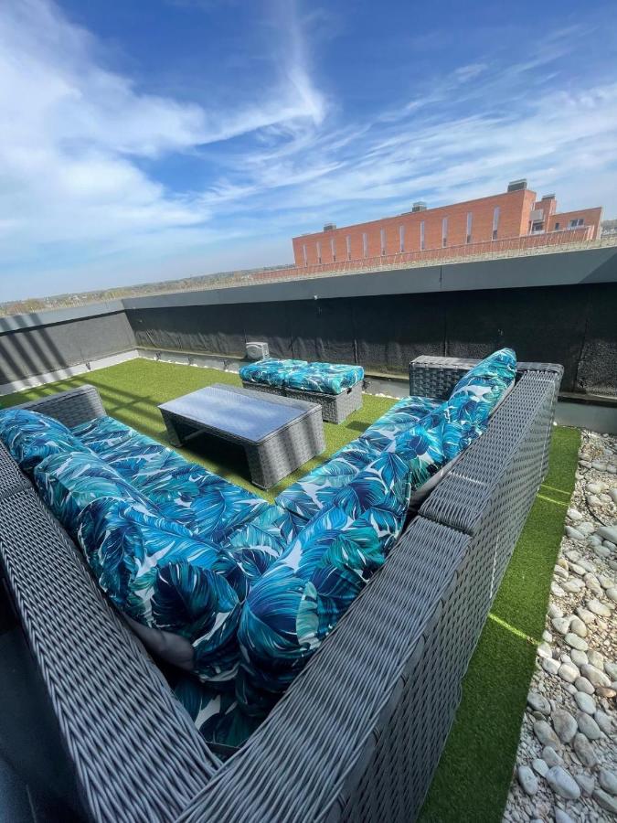 2 Bedroom Penthouse with Balcony - B&B Slough