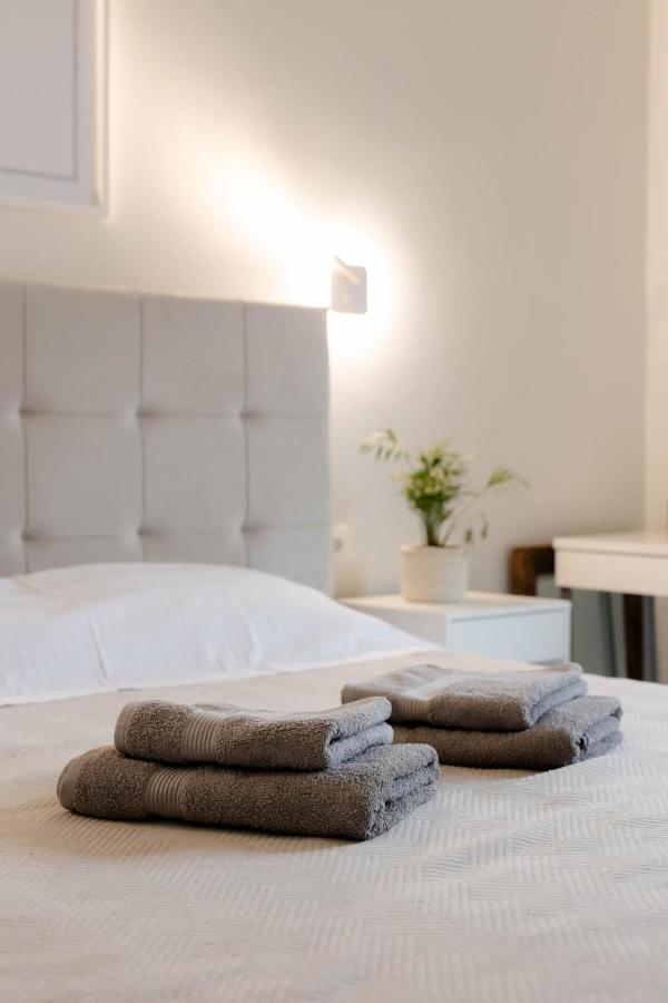 A Homes Greece - Modern Kalamata Apartment Bright & Spotless with Garden Balcony, Near City - B&B Kalamata