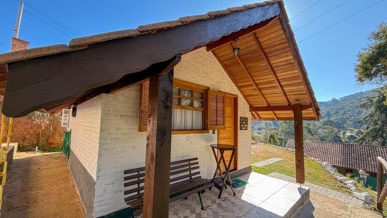 Habitación con cama grande y bañera de hidromasaje