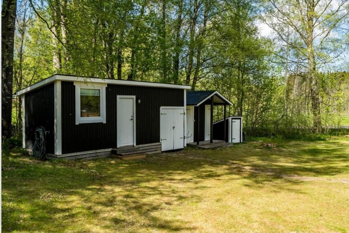 Summer cottage near water - B&B Åsbro
