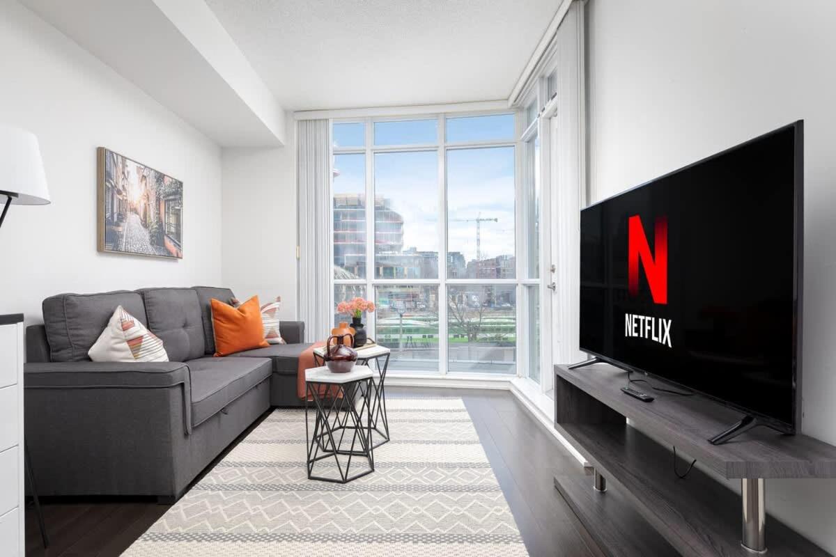 Downtown Escape Stylish Condo with City Views - B&B Toronto