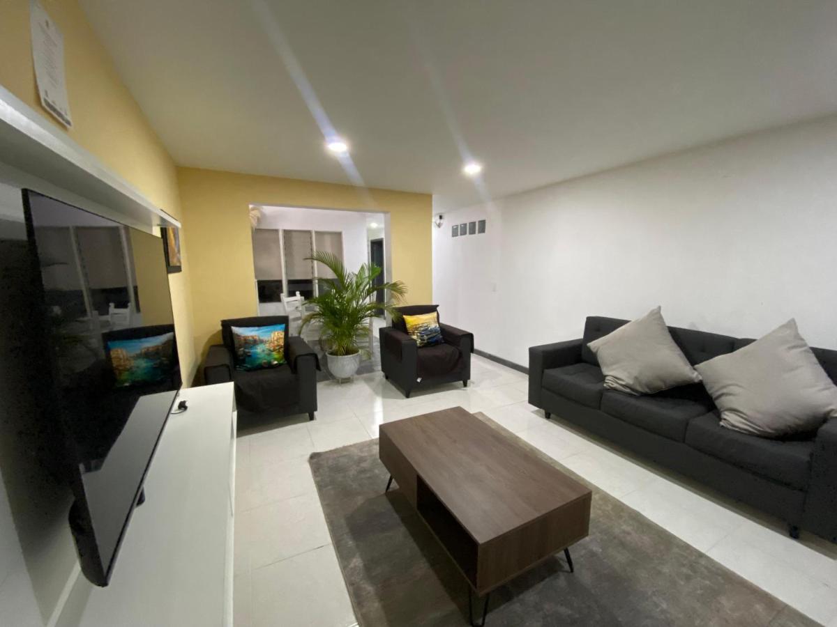 La Casa Amarilla - B&B Medellín