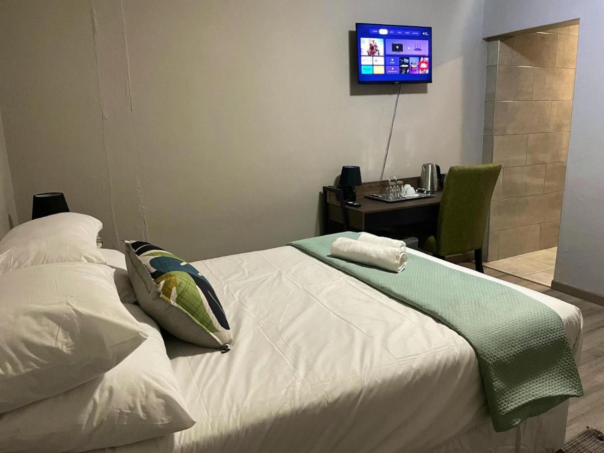 Kamer met Queensize Bed en Uitzicht op het Zwembad