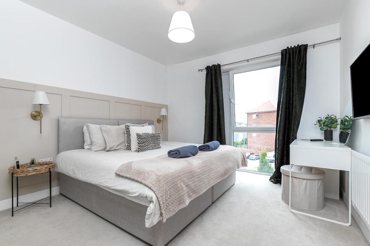 MODERN & SPACIOUS AIRPORT APARTMENT, Free Parking, Juliet Balcony and Super King Bed - Chambres d'hôtes Luton