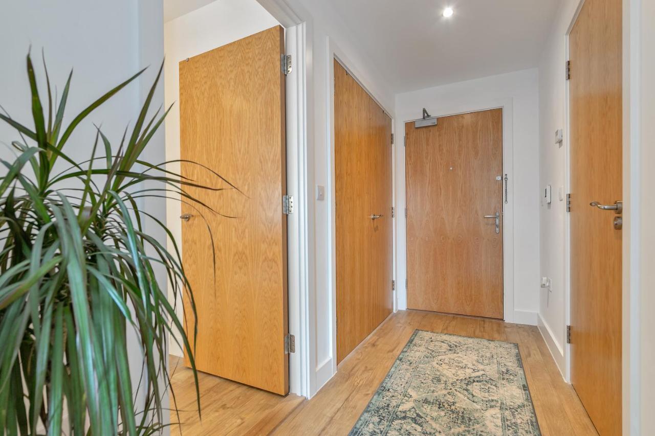 MODERN & SPACIOUS AIRPORT APARTMENT, Free Parking, Juliet Balcony and Super King Bed - B&B