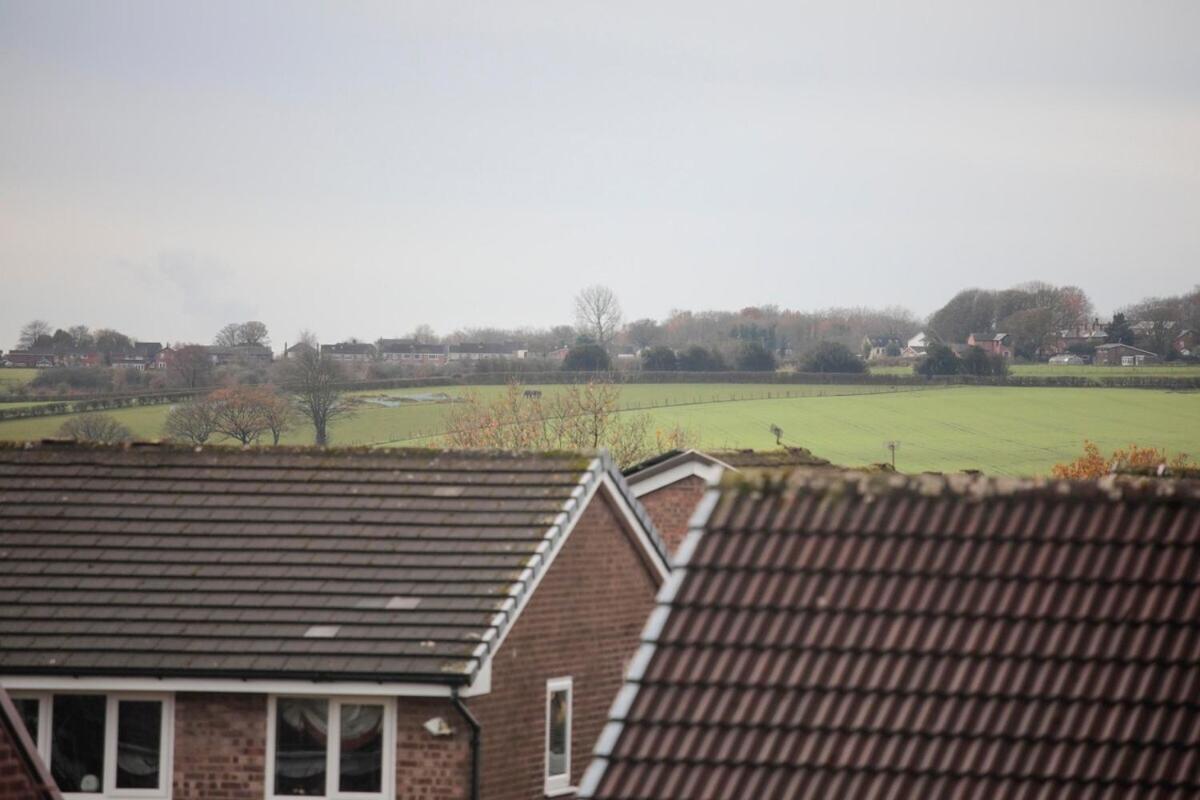 Blackrod House, Near Bolton, Free Parking, Sleeps 5, Long or Short Stays by NMB Property - B&B