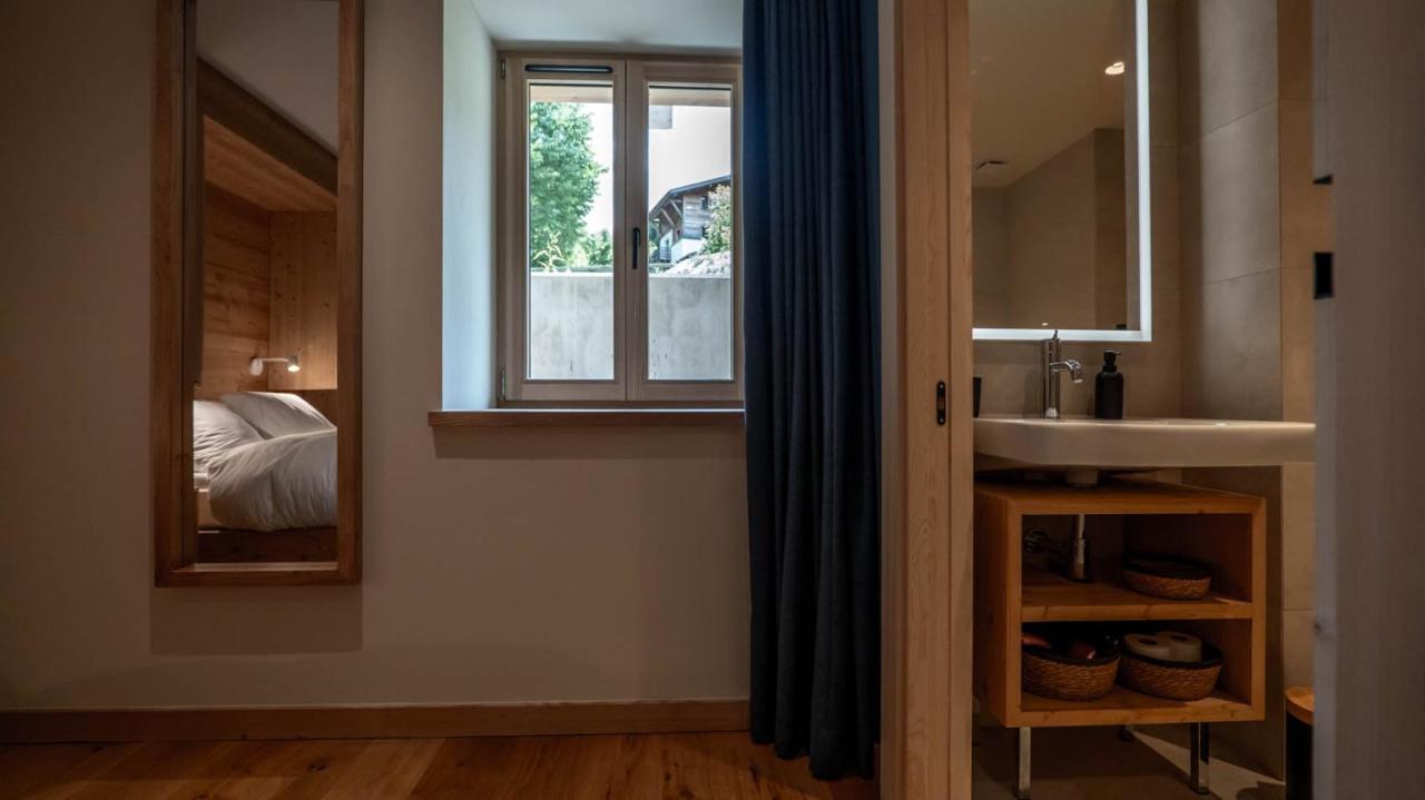 Two-Bedroom Apartment with Mountain View