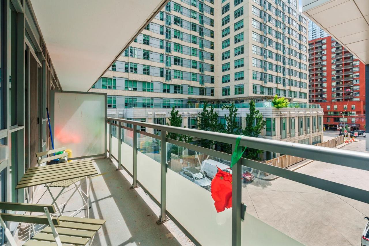New Modern 2 Bedroom 2 Bath Apartment with Balcony - Bed and Breakfast Toronto