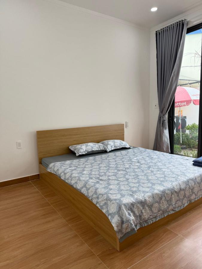 Zimmer mit Kingsize-Bett und Gartenblick.