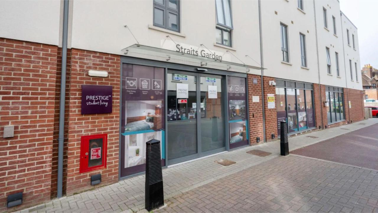 Students Only Straits Egham - 40 mins to Waterloo - Direct Bus to Heathrow