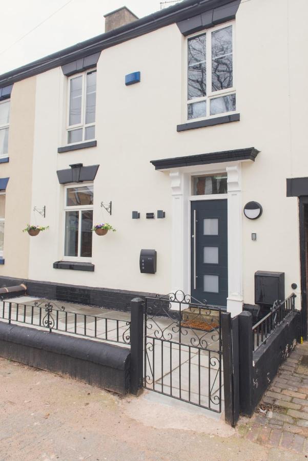 LYNNTON HOUSE Stunning 6 bed Town Centre House ALL with En-Suites Prime Location Tamworth - Ferienwohnung Tamworth