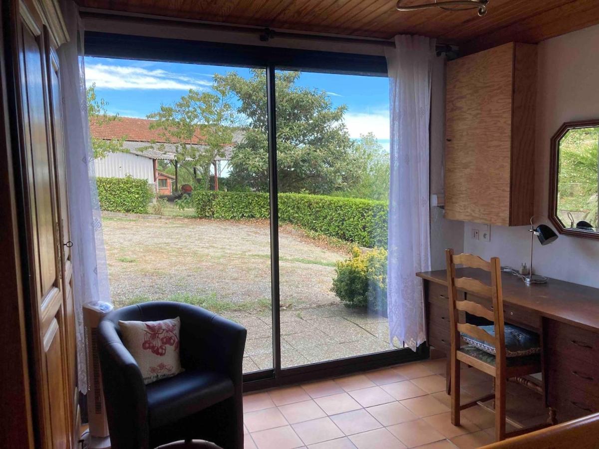 85 m2 de plain-pied, 2chambres, 3 lits dans maison confortable avec vue sur la vallée et les Pyrénées ariégeoises, grande terrasse avec barbecue et parking gratuit - Chambres d'hôtes Castéras