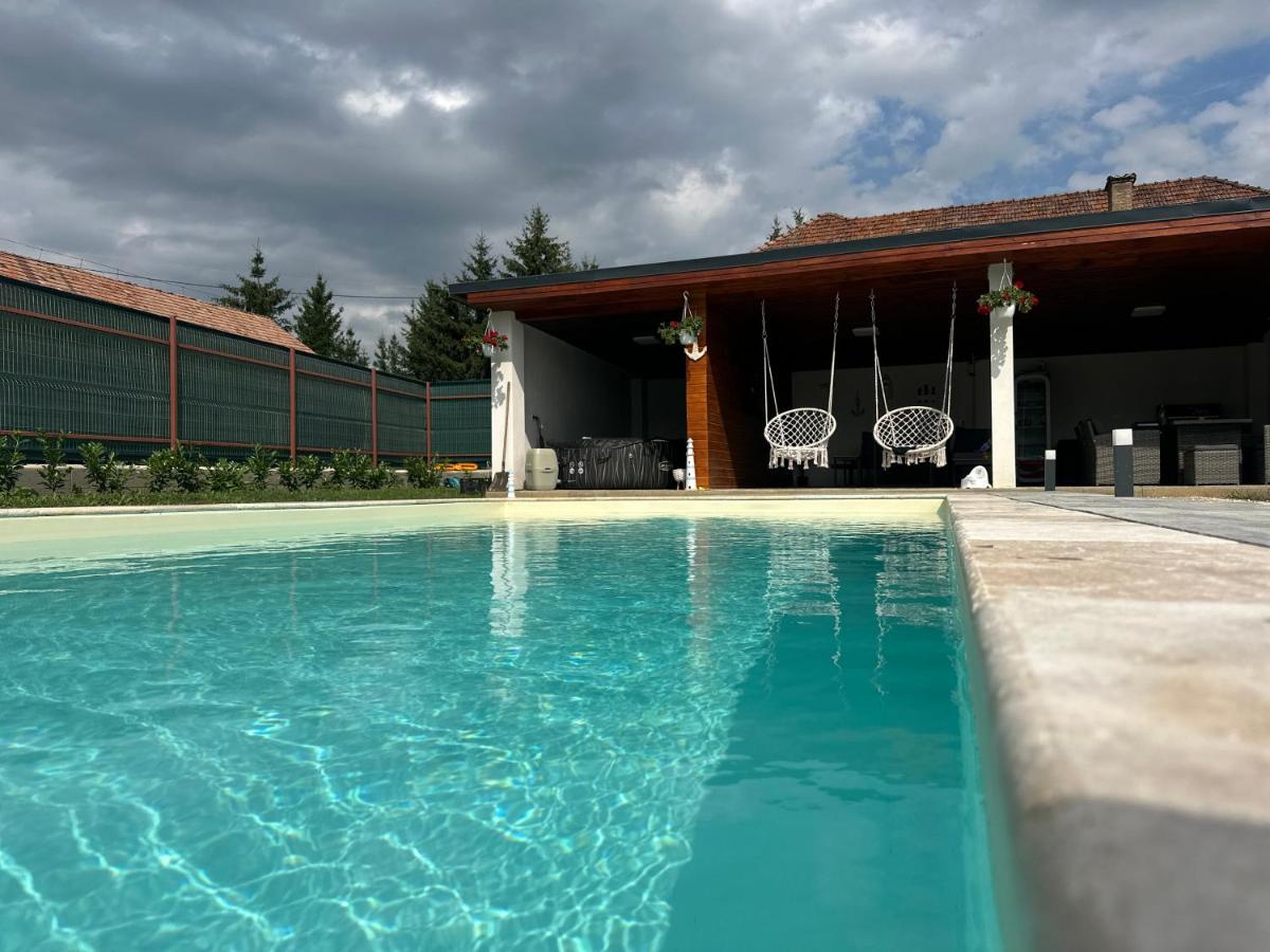 Somogyi Apartman - B&B Bancu