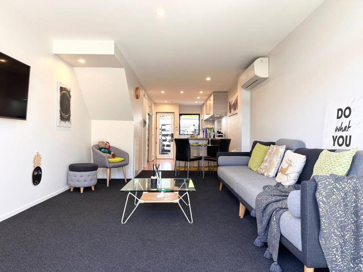 Designer beauty townhouse on Peacock with garage - B&B Christchurch