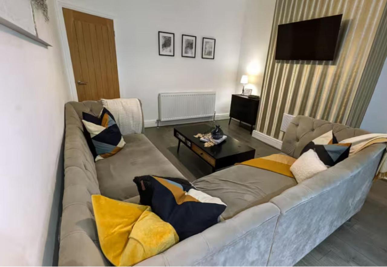 Spacious 2-Bed St Helens, Free Parking, 1min to Carr Mill Dam - B&B