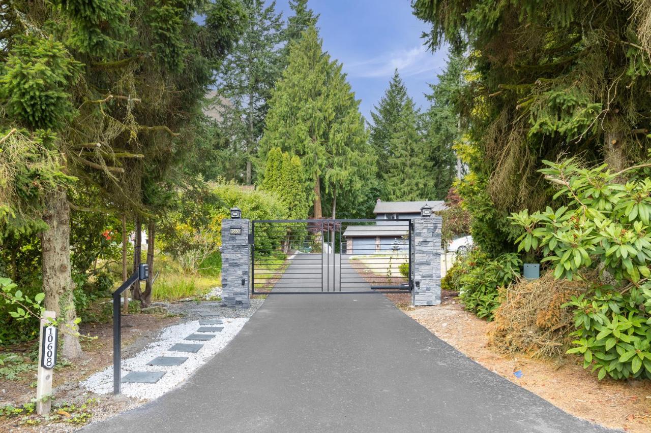 Garden Suite Two Bedroom with Hot Tub Sauna Outdoor kitchen and Game Room - B&B Everett