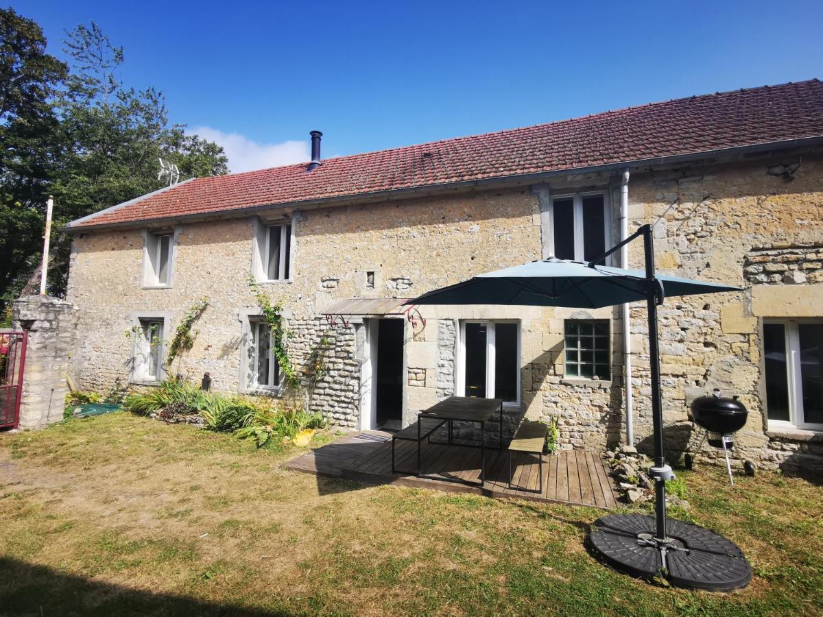Maison renovee en pierres séjour spacieux avec jardin et terrasse aménagée près Omaha beach & Bayeux à 5mn de la mer tous commerces - Ferienwohnung Commes