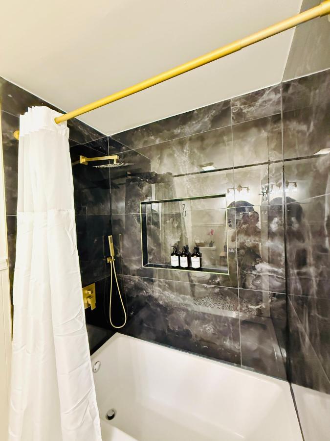 Stylish 2 BD Apt-18 mins from NYC-Steps away Bus stop, Restaurants, Groceries - Bed and Breakfast Jersey City