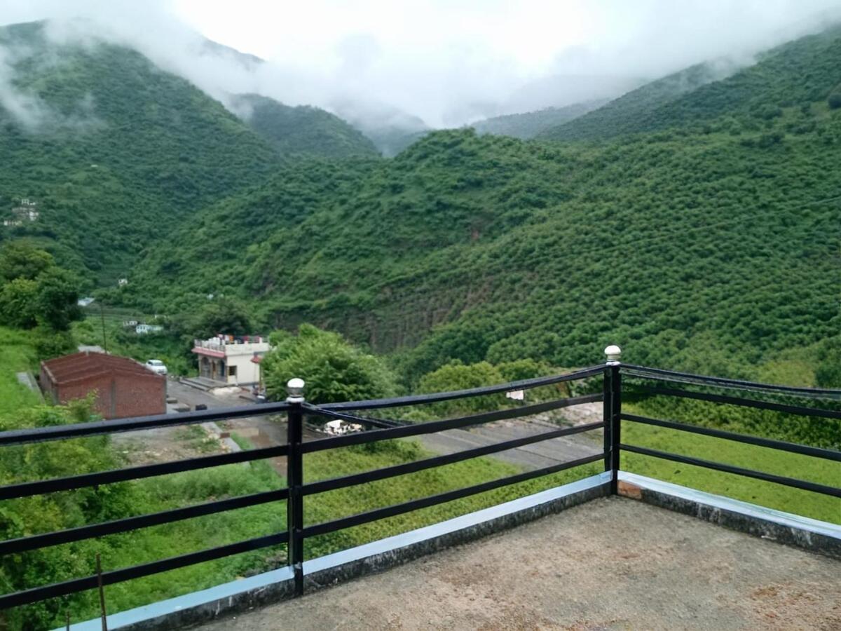 Enjoy Nature at Yamuna Valley Stay - B&B Kāndi
