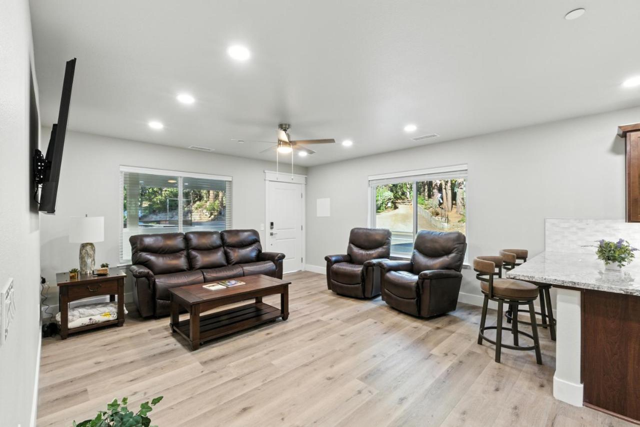 The White House Coveted Triplex Near Lake - B&B Tollhouse