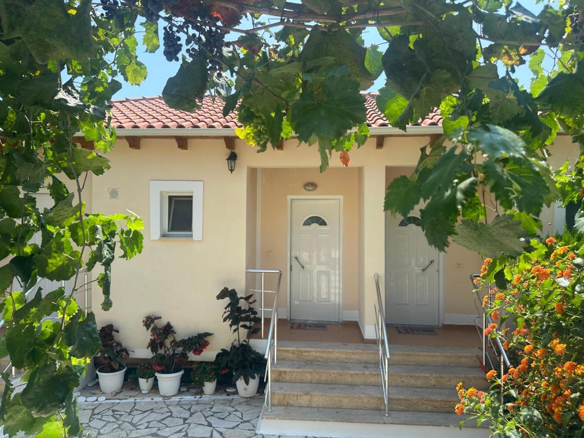 Vasil Rooms Lukove - B&B
