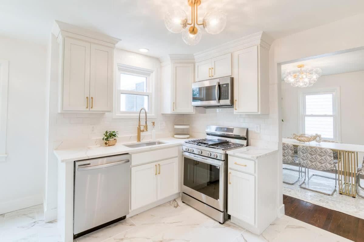 3BR Gem w 4-Season Room - B&B Cleveland