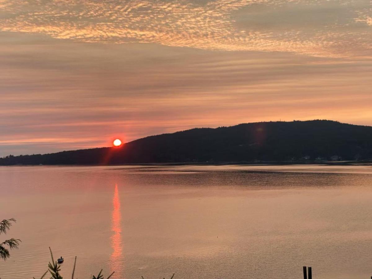 Beachbreeze Panoramic Oceanview Home 4BR 3BA Romantic Sunrise Sunset - Chambres d’hôtes Mill Bay