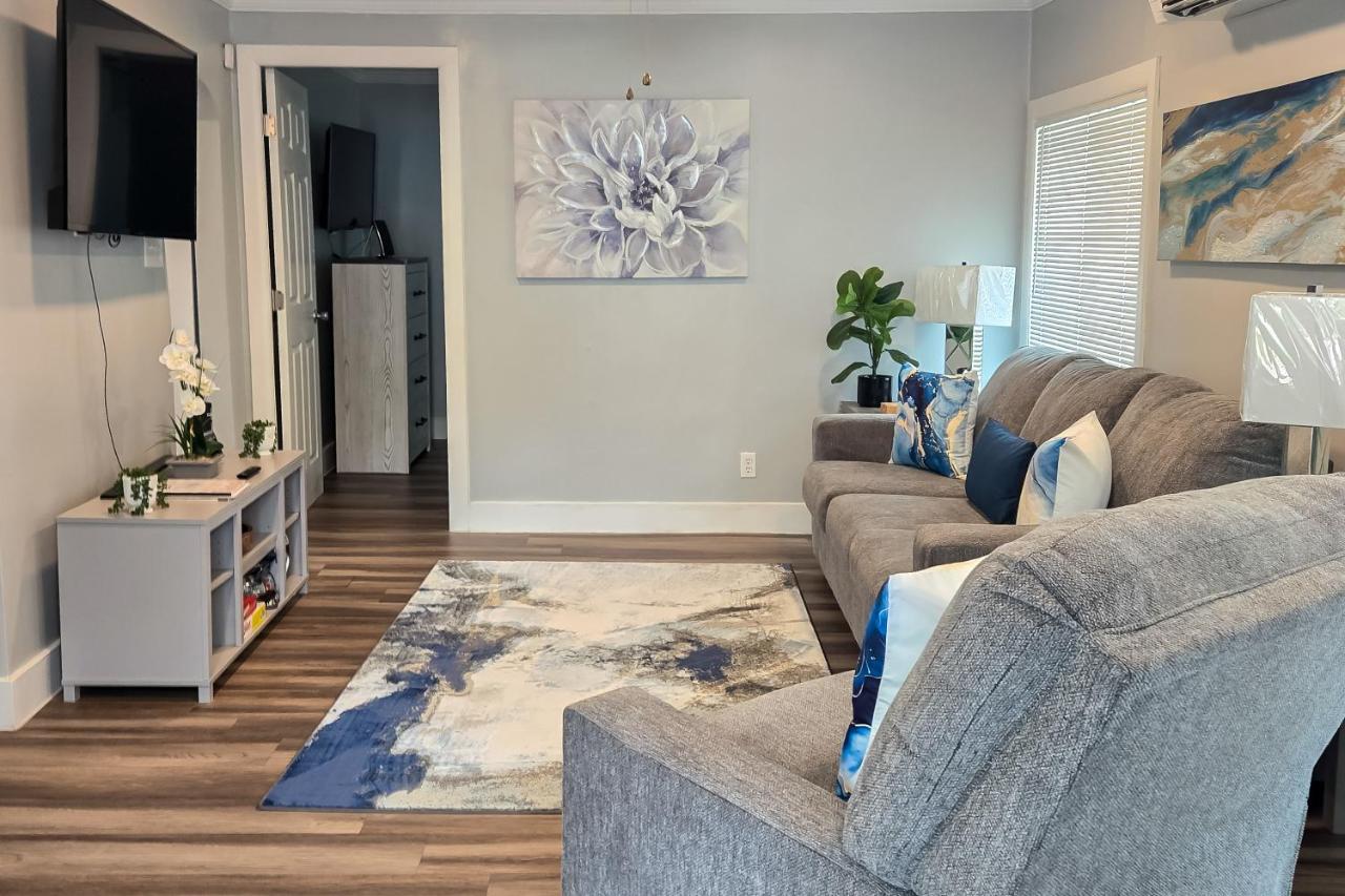 Walk to Beach Hampton Home with Grill! - B&B Hampton