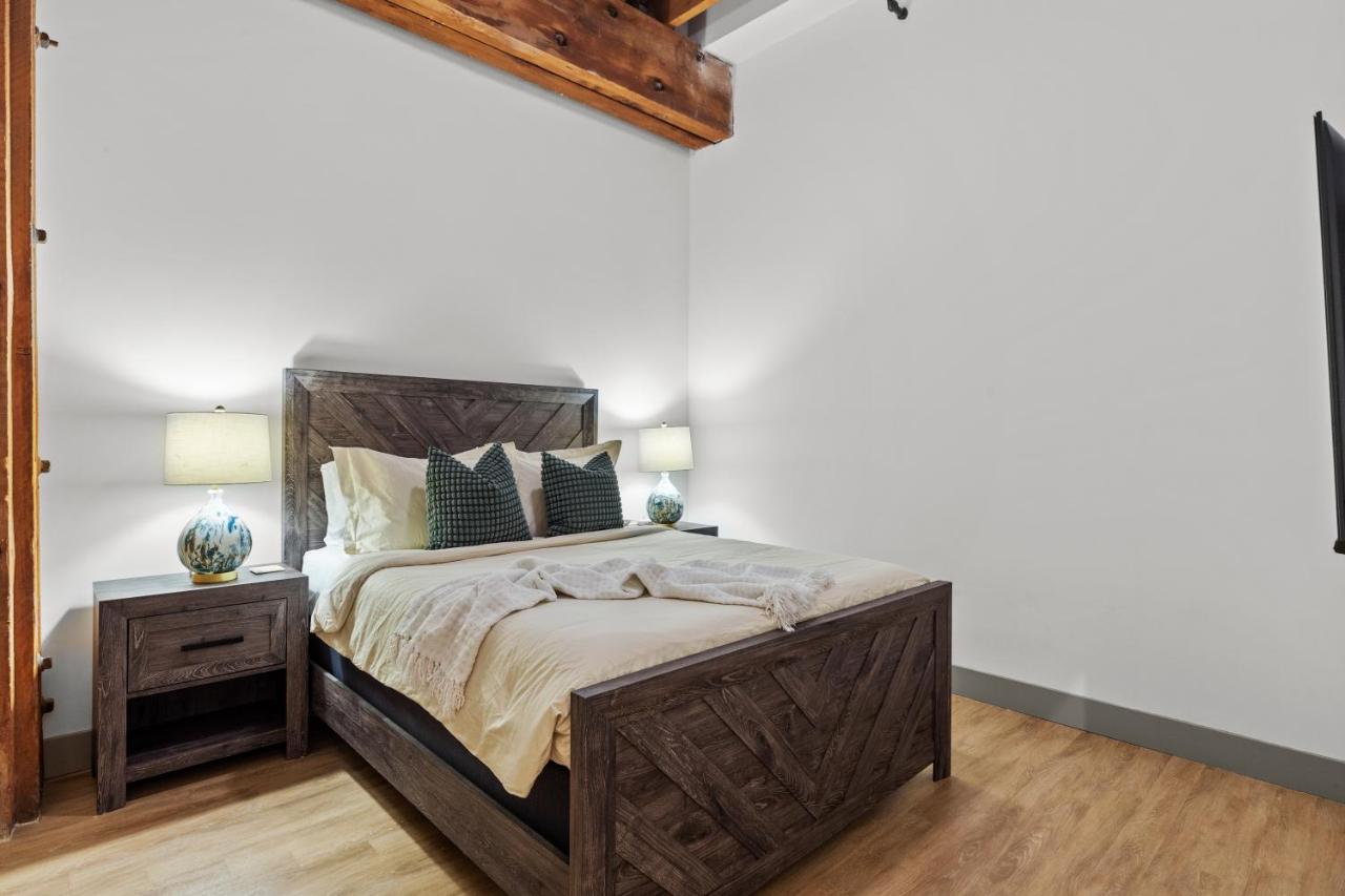 Stylish Riverfront Loft - Steps from the Arch & Nightlife - B&B San Luis