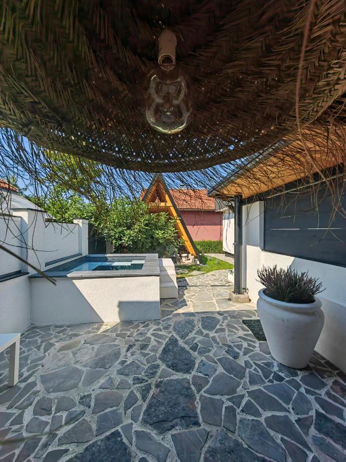 Bungalow "GARDEN RELAX" 2 Delux Hotel Rooms, Free Parking, Shared Sitting Pool with Shower - Bed and Breakfast Banja Luka