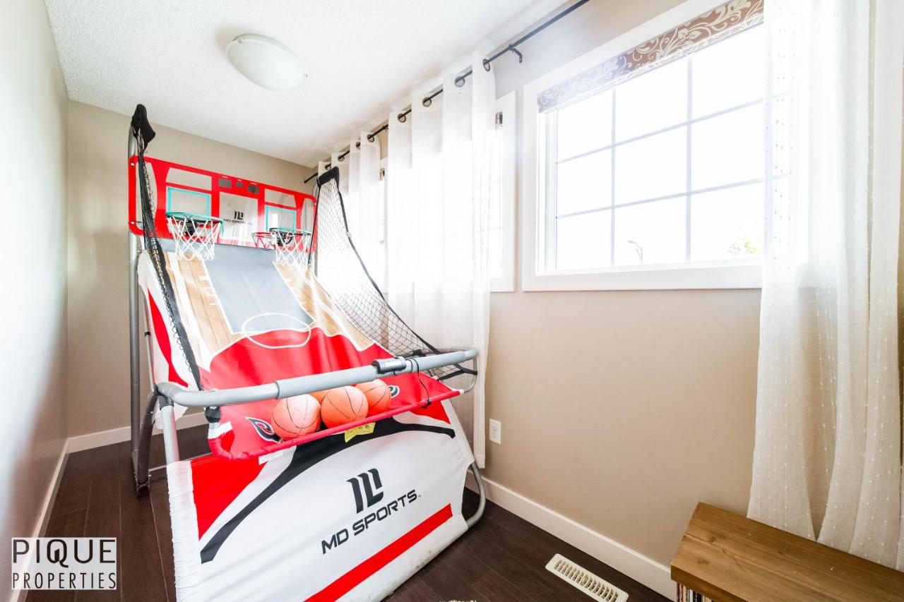 4BDRM Desert Vibes - King Bed - Fire Table - BBQ - Garage - B&B Edmonton