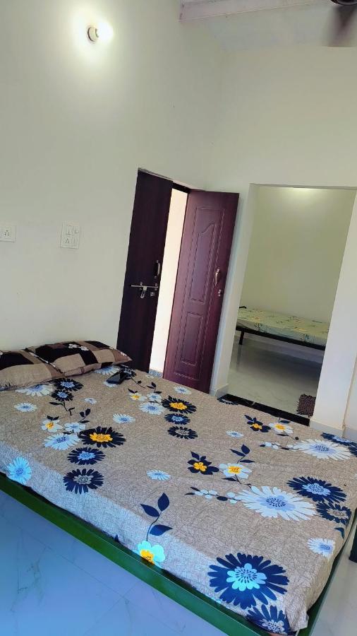 Doppel-/Zweibettzimmer mit Bad