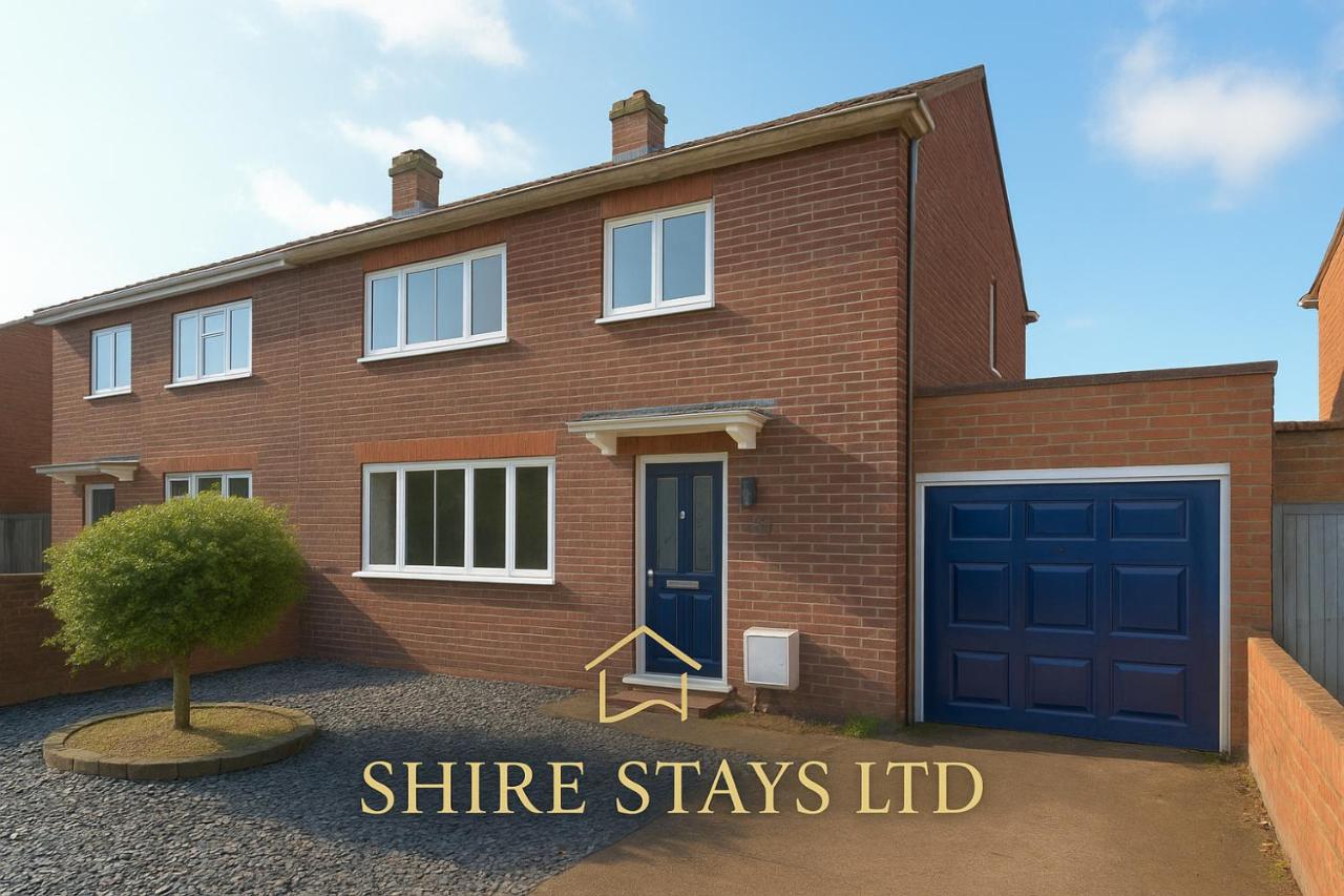MODERN 3 BEDROOM PROPERTY WITH FREE DRIVEWAY PARKING by SHIRE STAYS - B&B