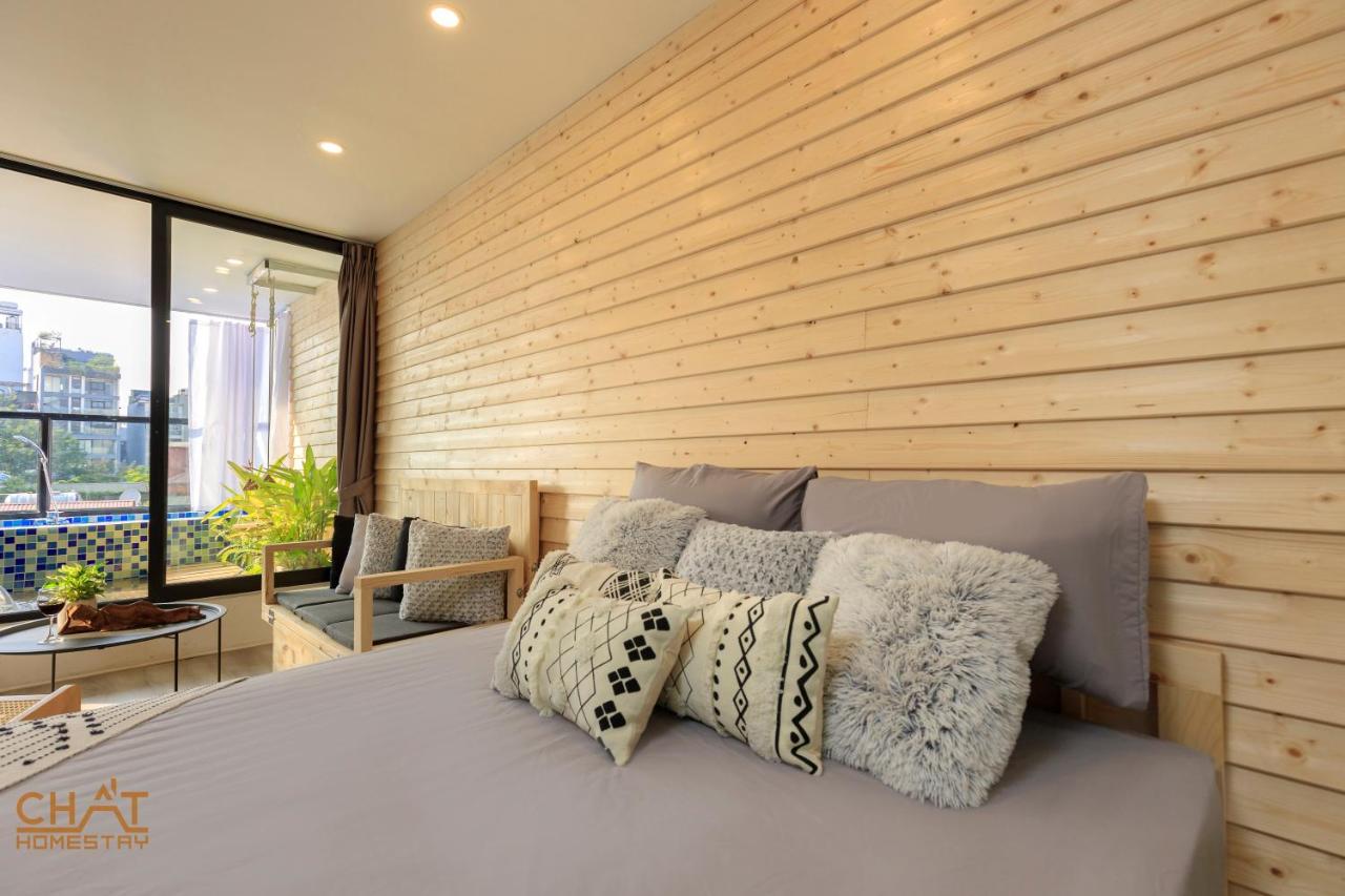 Habitación con cama grande y balcón