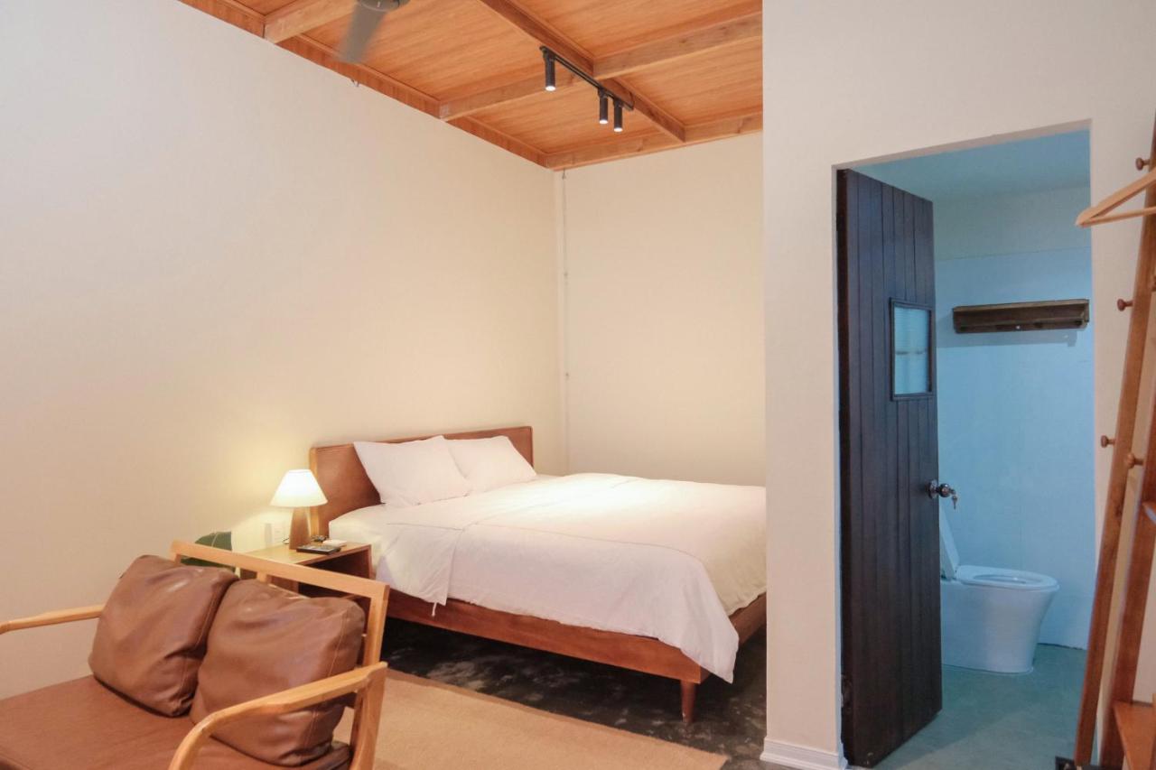 Habitación con cama extragrande y vistas al jardín