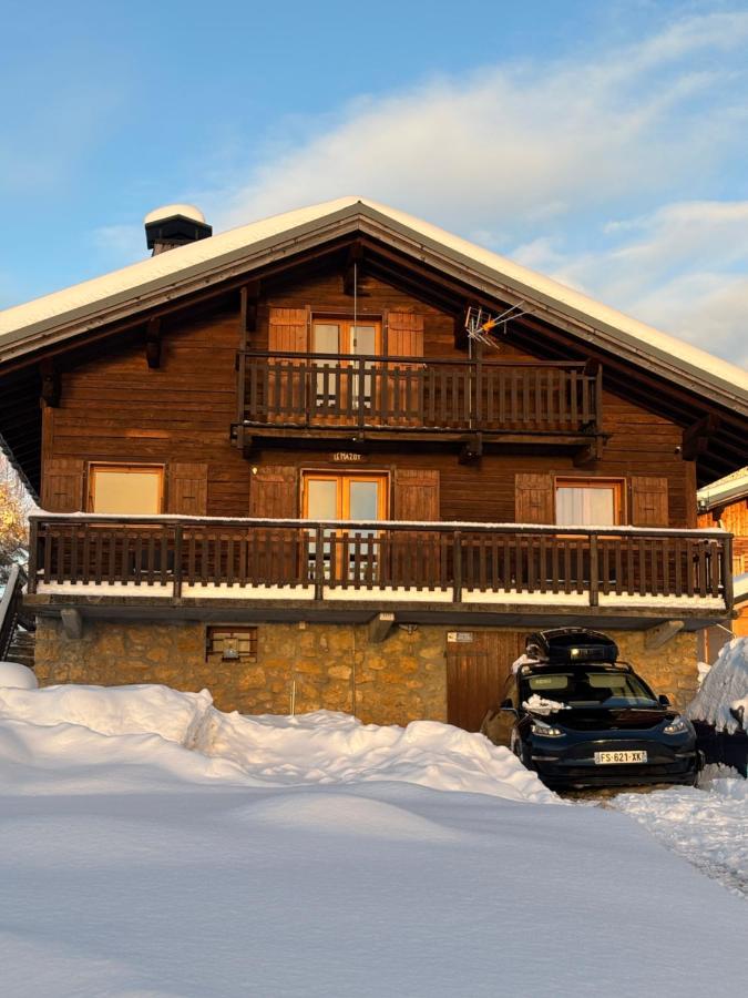 CHALET FAMILIAL AU PIED DES PISTES ET COMMERCES - B&B