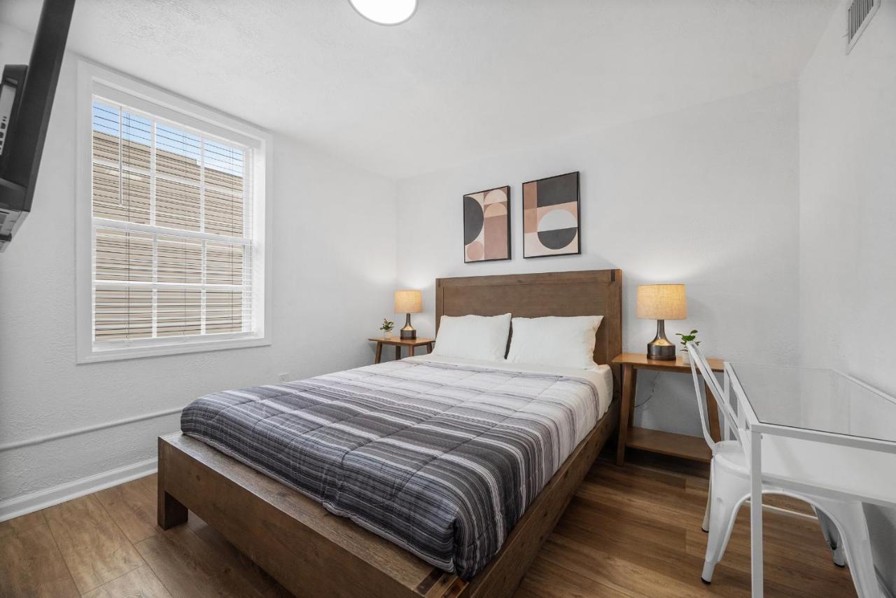 Zimmer mit Queensize-Bett und Gemeinschaftsbad