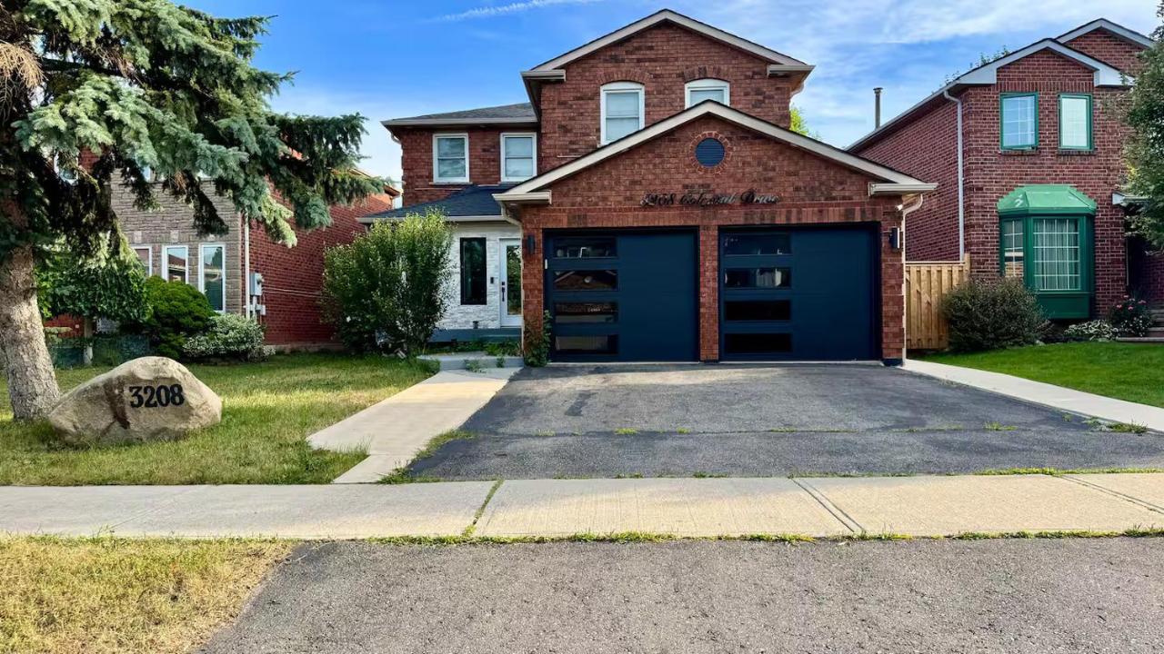 Spacious and Luxurious 2BR Suite with Huge Windows - B&B Mississauga