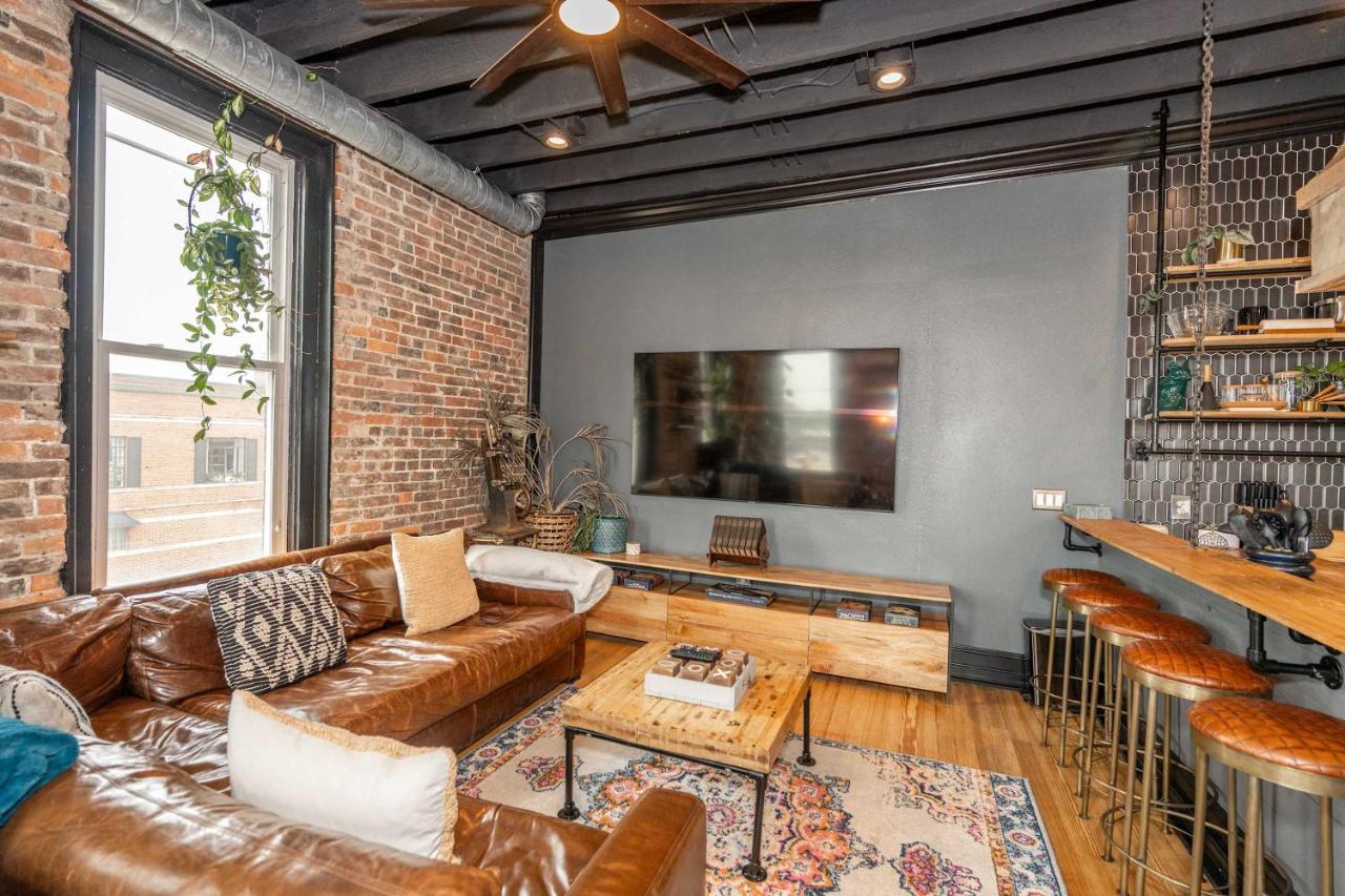The Brick Dachshund - Chic for 9 - B&B Blanchester