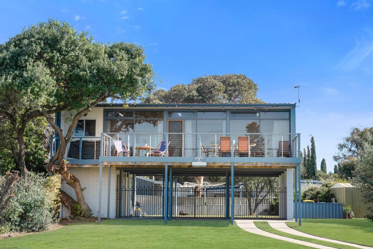 Swans Shorehouse Retro 60's Shack by the River - B&B Goolwa South